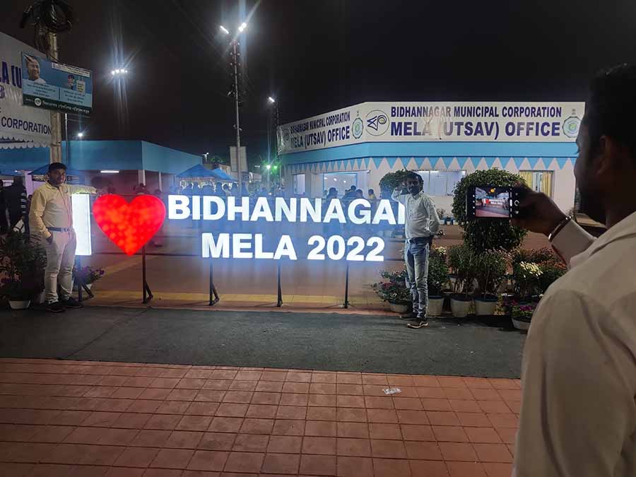 With over 280 stalls, the Bidhannagar Mela at Central Park, Salt Lake is a festival of epic proportions. Inaugurated on December 13, the mela is presenting recreation and retail options from all over the country. Be it food, fashion or furniture, there is something for everyone. My Kolkata took a stroll through the stalls. Seen in picture is a giant sign at the entrance that became a prominent photo spot for all revellers. Social workers Debasish Sarkar and Rajesh Mahanta couldn’t resist getting clicked with it. “This mela has been such a beautiful experience. We got the chance to interact with the culture of Jharkhand, Bihar, Sikkim and Bengal in one place!” they said