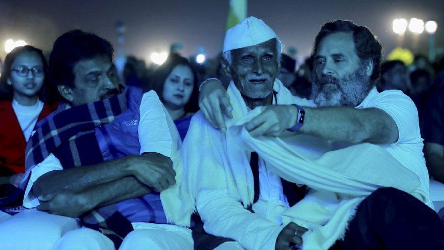 Gandhi offers shawl to an elderly supporter during the Bharat Jodo concert. 