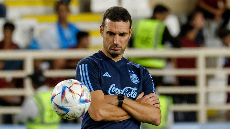 Lionel Scaloni will have to make a big call regarding his team’s defensive shape before the final