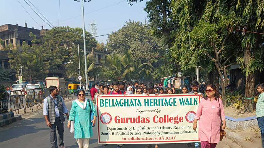 Students and teachers of Gurudas College during the heritage walk