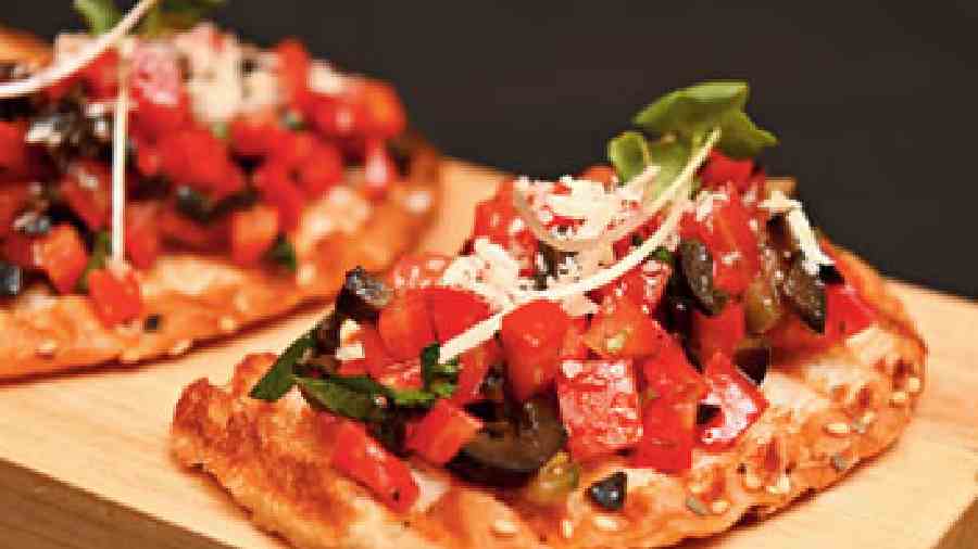 Tomato Olive Bruschetta: For a quick tidbit, get this dish which comes with fresh tomatoes and olives on top of perfectly toasted bruschetta. (Rs 290)