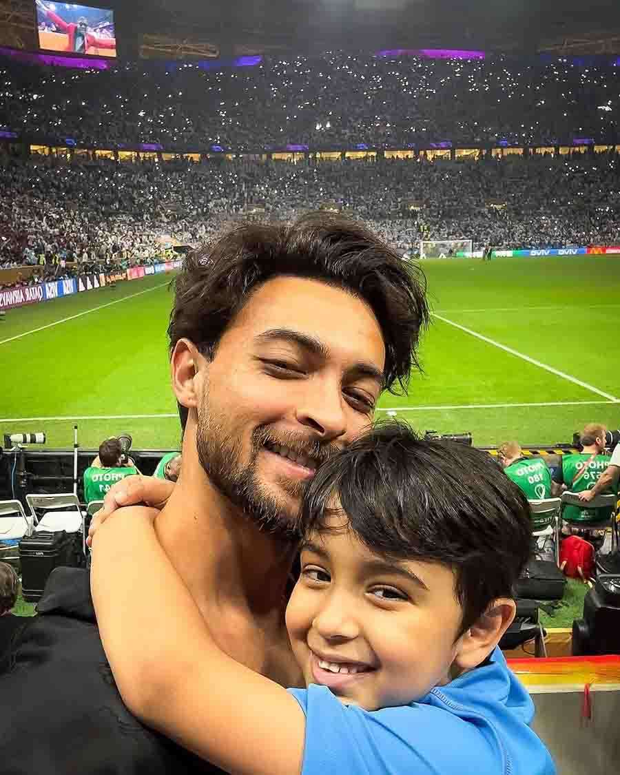 Actor Aayush Sharma had a nice family outing at the World Cup final with son Ahil and wife Arpita Khan. 