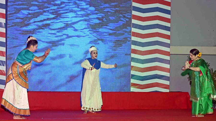 (From left) Dancers and alums of the school, Mom Chatterjee, Alokananda Roy and Priti Patel came together for a live performance to the songs Ganga amar Maa and Ganga Yamuna that describe the journey of a river and symbolise how each student is a waterdrop in a river and how all of them find confluence during Modernite. 