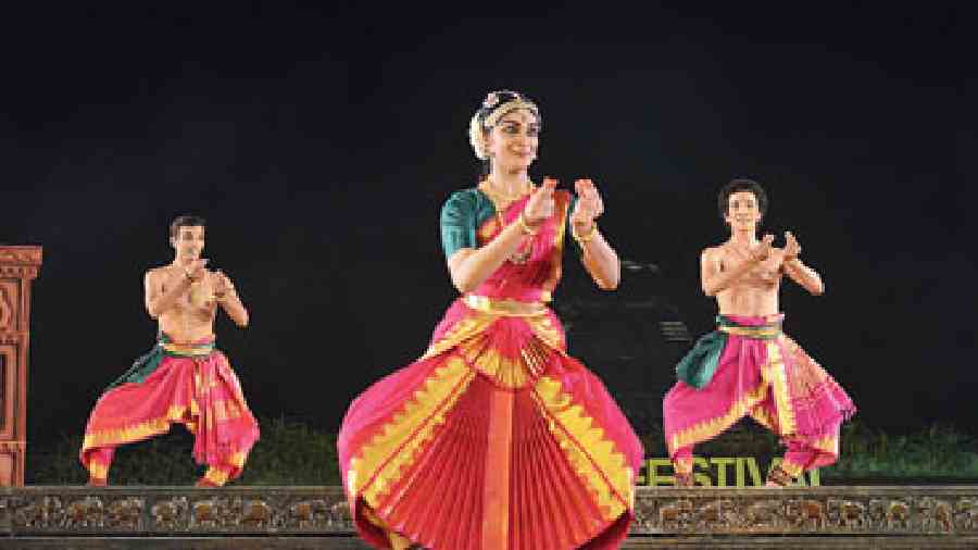 Leela Samson and group from Spanda Dance Academy hailing from Chennai presented three Bharatanatyam dance recitals titled Tandava Nrityakari Gajanana, Atishaya and Thillana, displaying the musical expertise of composer Tirugokaranam Vaidyanatha Bhagavatar and choreography expertise of renowned Bharatanatyam dancer Leela Samson. Hindu mythology and Vedic concepts of the universe were deeply ingrained in the performances by the truly talented dancers who enthralled the audience with their impeccable moves.