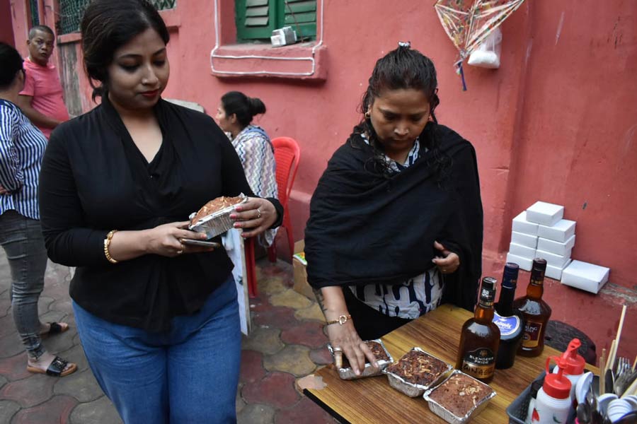 Glenda Ridghcooke (R) has set up a stall of momos, Christmas cakes and homemade wines. Sudeshna Paul (L), a New Town-based techie, was seen buying cakes. “After hearing about this place from multiple sources, I decided to pay a visit this year. This is absolutely beautiful,” she said.