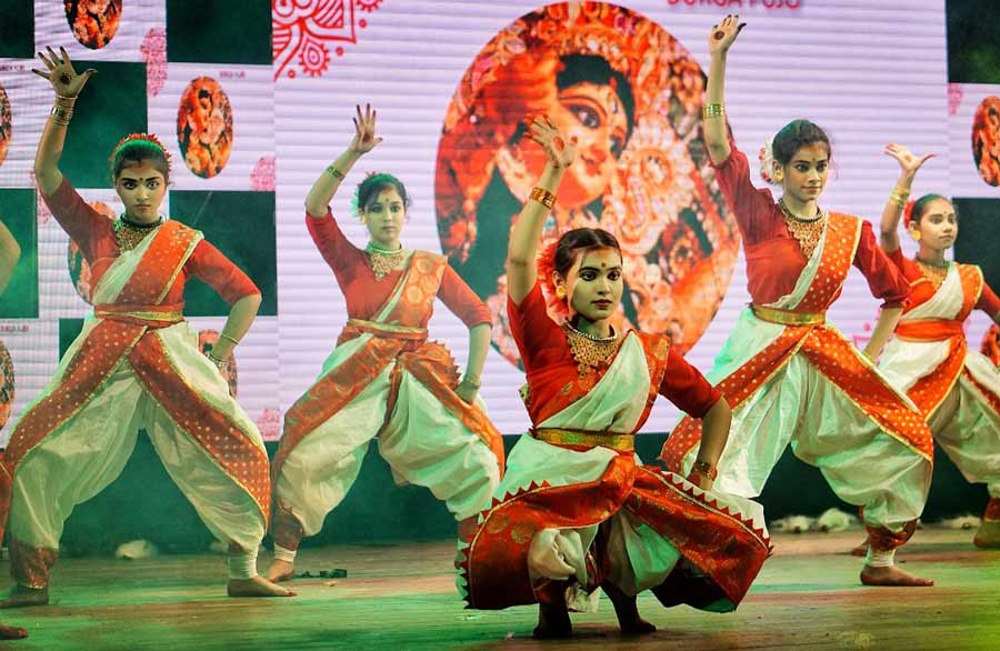 Students, parents and alumni of Aditya Academy Group of Schools watched in rapt attention as young performers set the stage on fire at the school’s annual fest – GEN NEXT 2022 – on December 19 and 20. The theme of the fest was Festivals of the World and more than 5,000 students took part in it. 