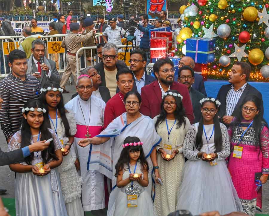 The Kolkata Christmas Festival 2022 was inaugurated on December 21 by chief minister Mamata Banerjee in the presence of Archbishop of Kolkata Thomas D’Souza, Bishop of the Calcutta Diocese of the Church of North India (CNI) Paritosh Canning, Rajya Sabha MP Derek O’Brian; West Bengal minister of tourism Babul Supriyo, Kolkata mayor Firhad Hakim, West Bengal Minorities’ Commission vice-chairman Shane Calvert and others. 