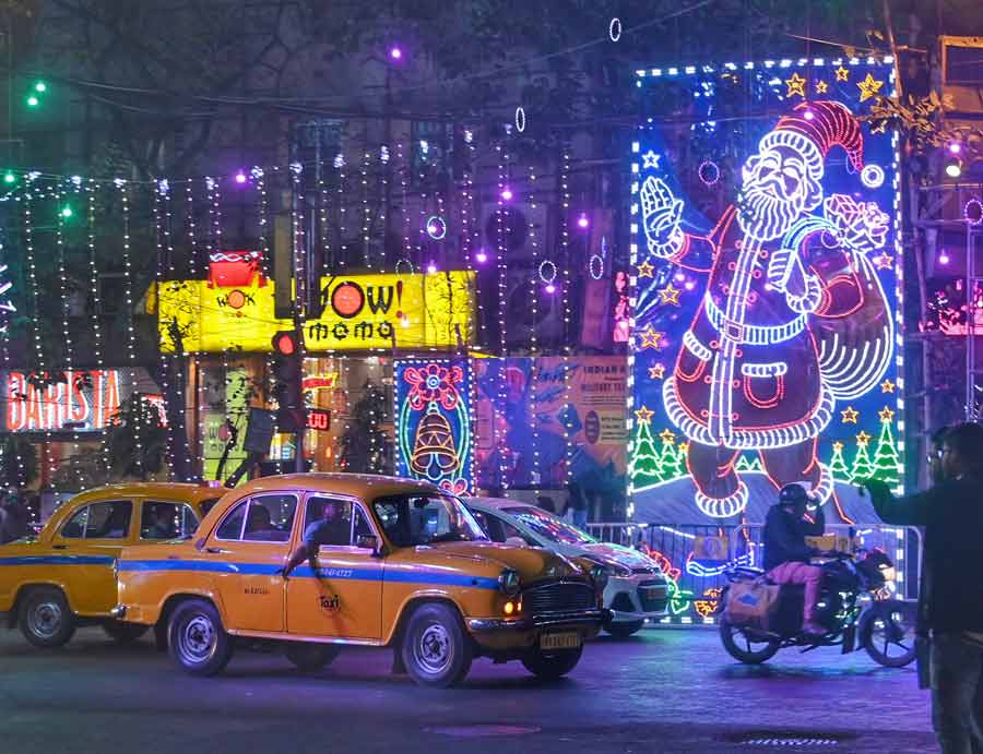 The themed lighting begins from St. Xavier’s College on Park Street and stretches up to Jawaharlal Nehru Road at one end and the Mullickbazar crossing on the other. The area around St. Paul’s Cathedral on Cathedral Road has also been lit up. Artists from Chandannagar are hired for the illumination