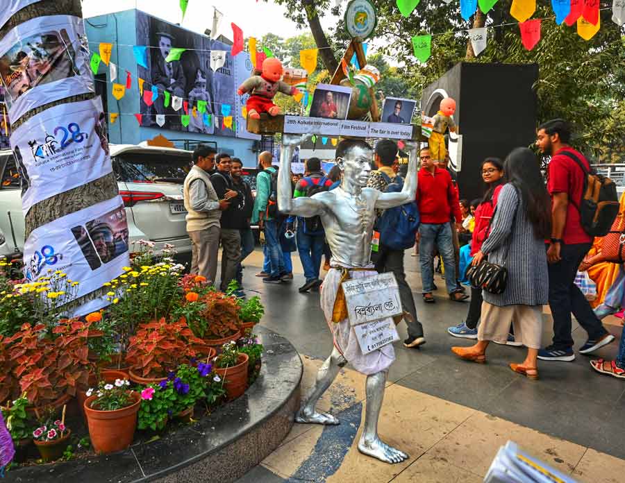 An exhibition on Satyajit Ray's works and talk shows and workshops were held. The festival opened with Hrishikesh Mukherjee's Abhimaan starring Amitabh and Jaya Bachchan