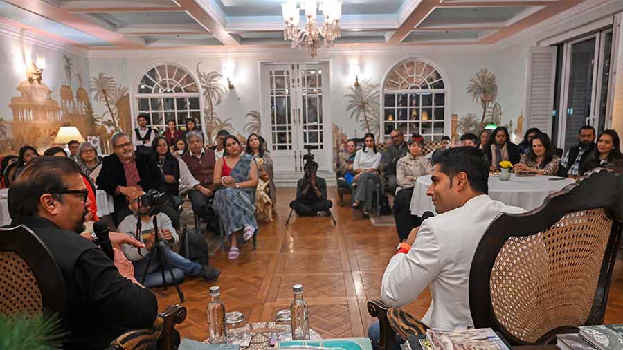 The audience at the Glenburn Penthouse listens to Roni Mazumdar and Vir Sanghvi speak