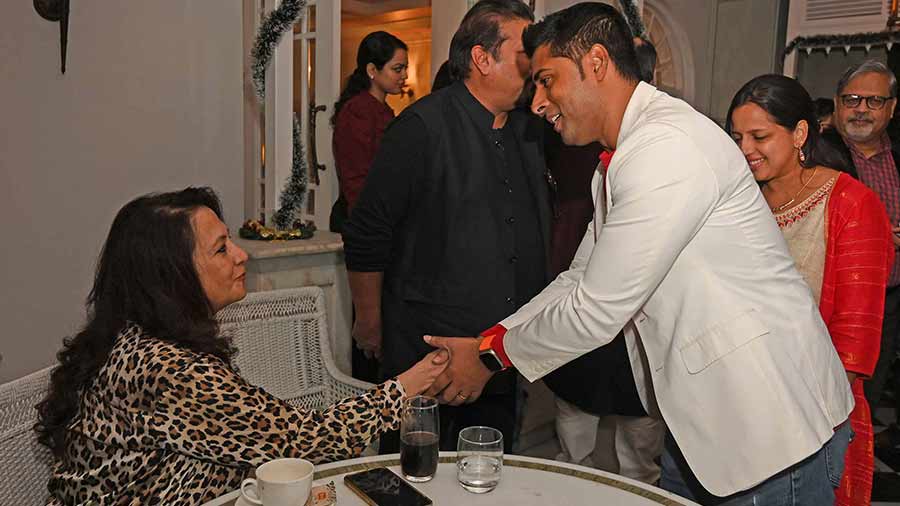 Roni Mazumdar and wife Sreoshy Banerjea meet Moon Moon Sen, after whom a cocktail on the Masalawala menu had been named!