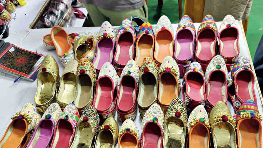 If you are looking for ethnic footwear look no further than the delightful stalls selling Jaipuri, Jodhpuri and Punjabi jutis for both men and women. There are a plethora of colours and designs. While some are embedded with embroidery, others are studded with metal ornamentations.