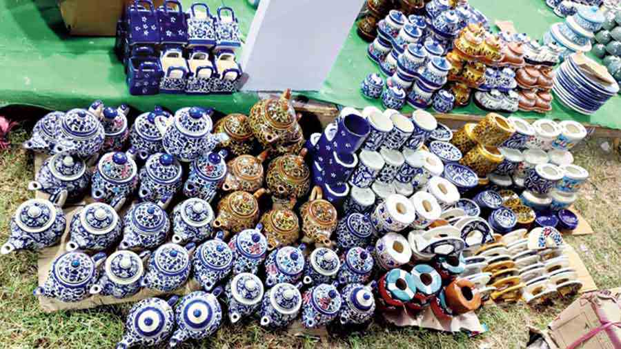 About half a dozen stalls selling ornate crockery are also a big draw for visitors. Most people are looking to buy microwave-proof or heat-proof crockery. Timeless colour combinations such as blue and white, yellow and black, gold and black are popular. The pocket pinch is upwards of Rs 500.