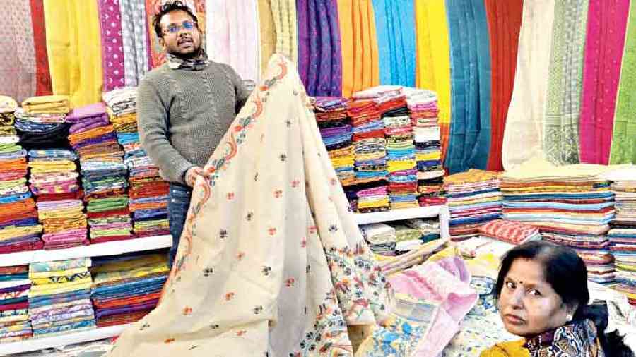 Most women who visit the fair make it a point to check out the latest collection of jamdani saris from Bangladesh. This year there are more traders from Narayanganj than Dhaka who have set up shop. Selling like hot cakes are jamdani saris, jamdani salwar kameez, dupattas, jamdani than, muslin jamdani, etc. “Narayanganj is the hub of the textile industry in Dhaka. More of the manufacturing work is done in this region, especially in places like Rupganj in Narayanganj. This is why this year we have more stalls from Narayanganj than Dhaka,” said Rafiqul Islam, proprietor Sufia Jamdani Weaving Factory. Prices vary from Rs 3000-40,000.