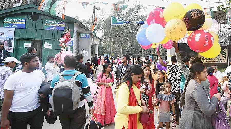 Alipore zoo, were crowded with merrymakers throughout Thursday.