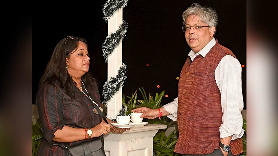 Devraj Lahiri (ITC) and his wife Lopa grab a cup of tea ahead of the event 