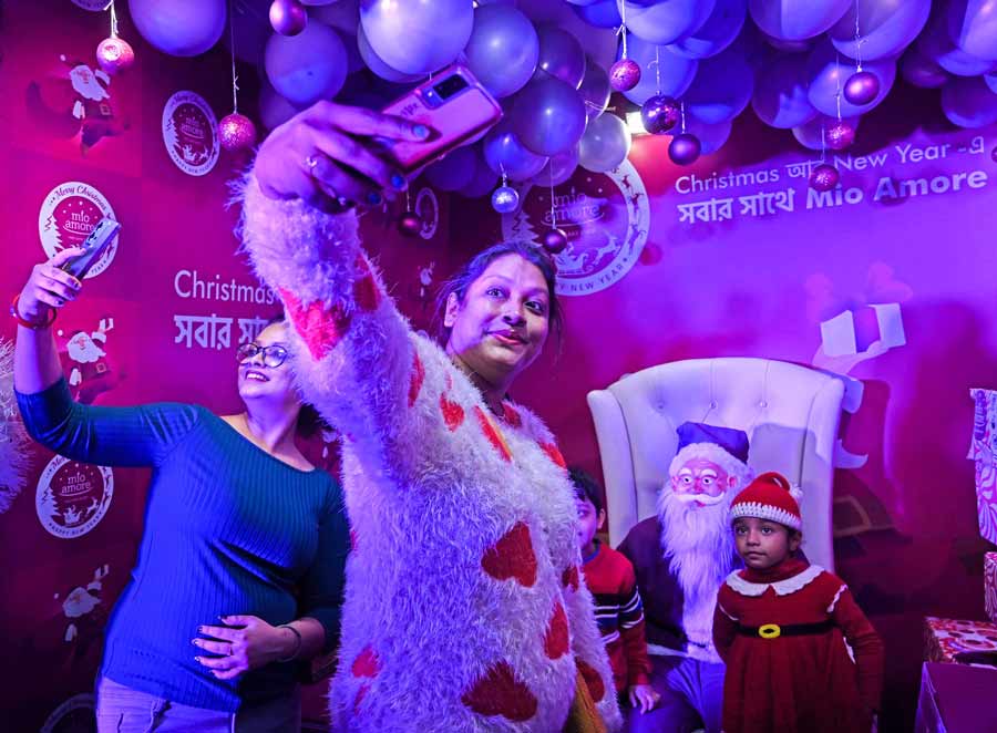 A curious case of ‘Santa meets Santa’ took place when the little Santa in a red coat met the purple Santa. Four-year-old Saanvi came to meet Santa with her mother Tanima Paul. Saanvi said, “Felt very nice meeting Santa. I have a gift list ready for Christmas,” to which her mother Tanima added, “She has already given me a gift list and we are ticking things off it”