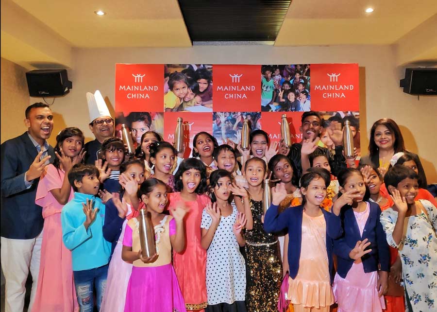 Mainland China And Tiljala SHED joined hands to arrange a special afternoon lunch for underprivileged children on Friday afternoon. The kids also received gifts at the event
