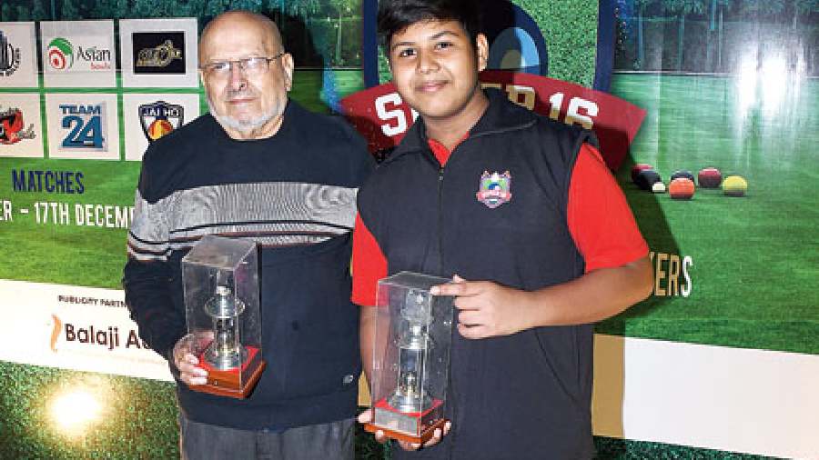 The oldest and the youngest participants pose together. On the left is Elyas Kheyroolla, 81, who played for Friends Forever. On the right is 12-year-old Nikunj Agarwal, who played for the defending champions and second runners-up, Fire Bowls