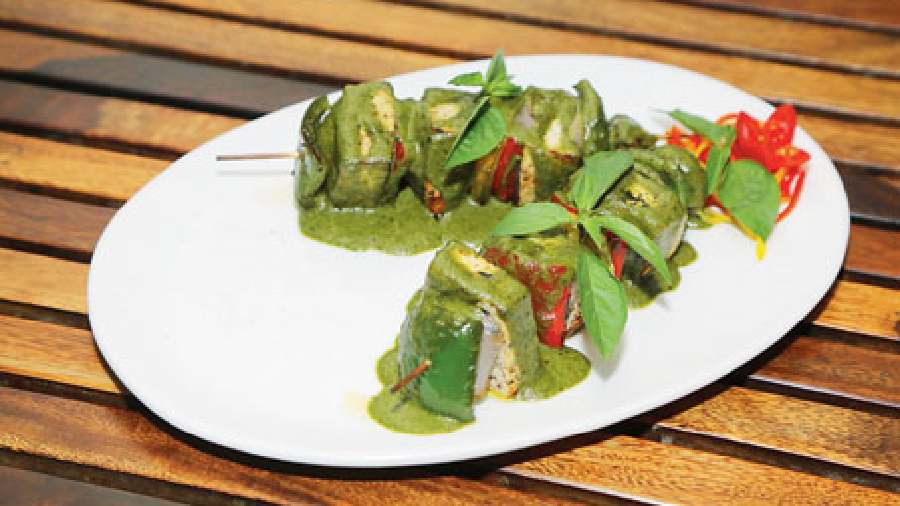 Paneer Sashlik with Pesto Sauce: Paneer cubes, bell peppers and onions marinated in freshly made pesto sauce and baked with olive oil to make these delicious tikkas. Rs 315