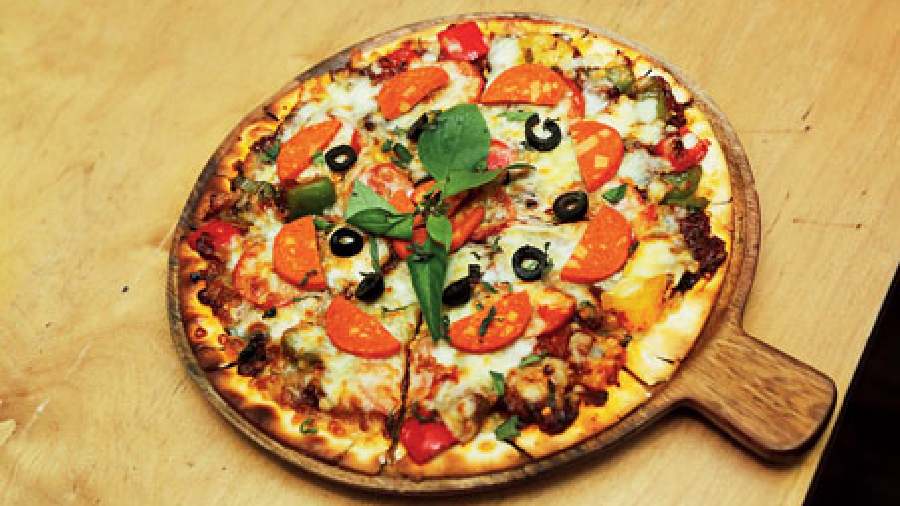 Chicken Pepperoni Pizza: Crust with spread of pizza sauce, topped with broccoli, chicken, mushrooms, pepperoni and tomatoes, and sprinkled with mozzarella cheese. Rs 470