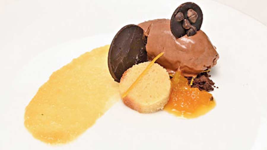 Among the desserts, we loved Chocolate and Orange where chocolate creameuz, orange curd, orange cake and cookie crumble assemble for this mouthful of guilty pleasure.