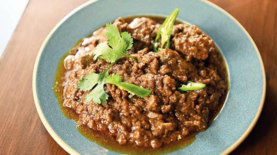 Among the side dishes, Keema Kaleji is a must-have. Rich in spices, it is prepared with minced mutton and liver chunks and slow-cooked.