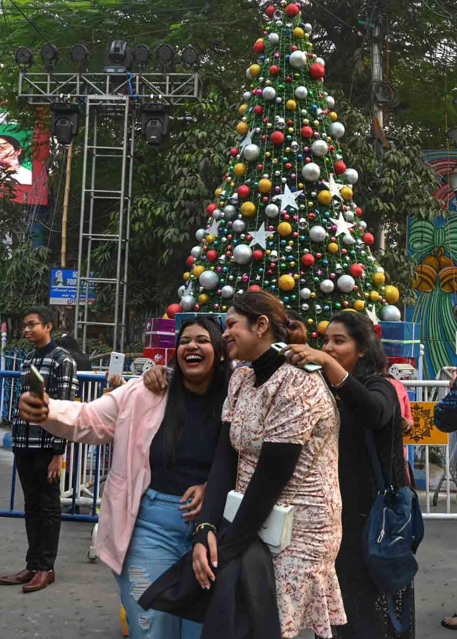 The much-awaited Kolkata Christmas Festival kicked off on December 21, beginning a weeklong celebration at Park Street. From beautiful lighting to lip-smacking delicacies at eateries, an exciting time awaits visitors at the festival, which will continue till December 27. My Kolkata took a tour of the area on Saturday evening and gathered all details visitors need to know. Allen Park will be the epicentre of several activities during the festival, including music shows and dancing. However, on Saturday and Sunday, the park will remain closed to manage the crowd. So, if you are planning to visit on December 26, the park will have a number of activities to offer. A beautifully decorated Christmas tree outside the gate greets visitors