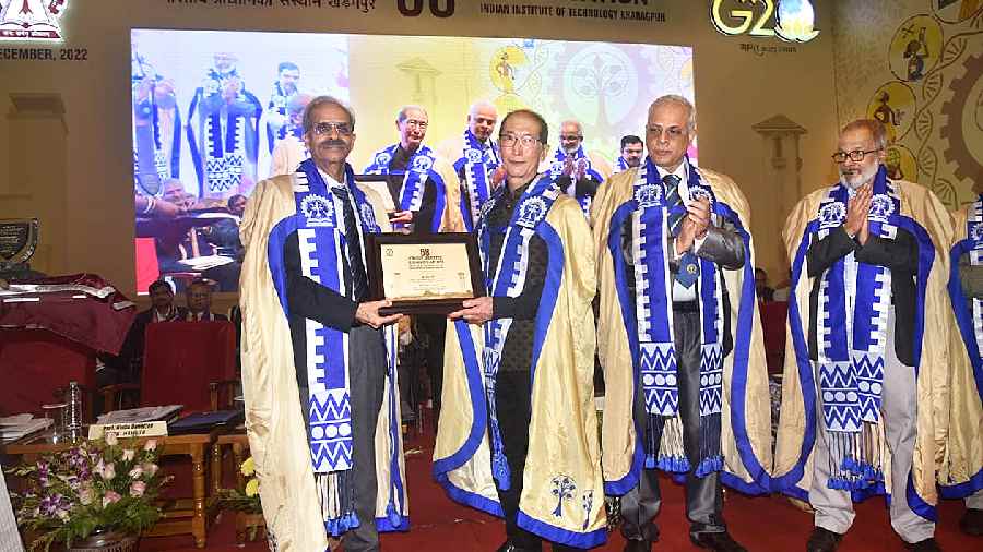 IIT Kharagpur director VK Tewari felicitates chief guest Peter Chan (right) at the 68th convocation of IIT Kharagpur on Saturday