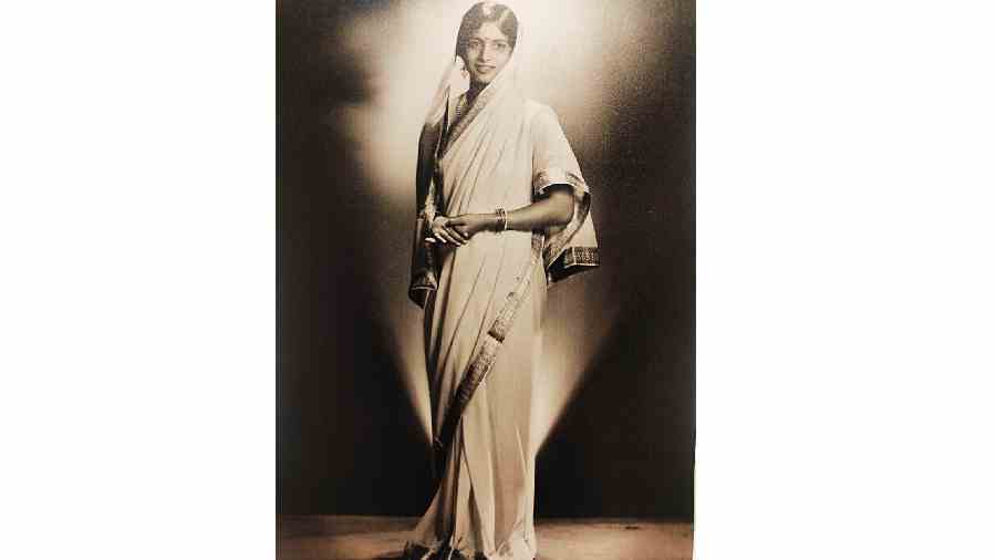 Woman from a princely family. The getup of the woman and her demeanour is a mixture of tradition, modernity and regality and the use of light lends an ethereal quality to the composition. Matzene Studio, 1930-40