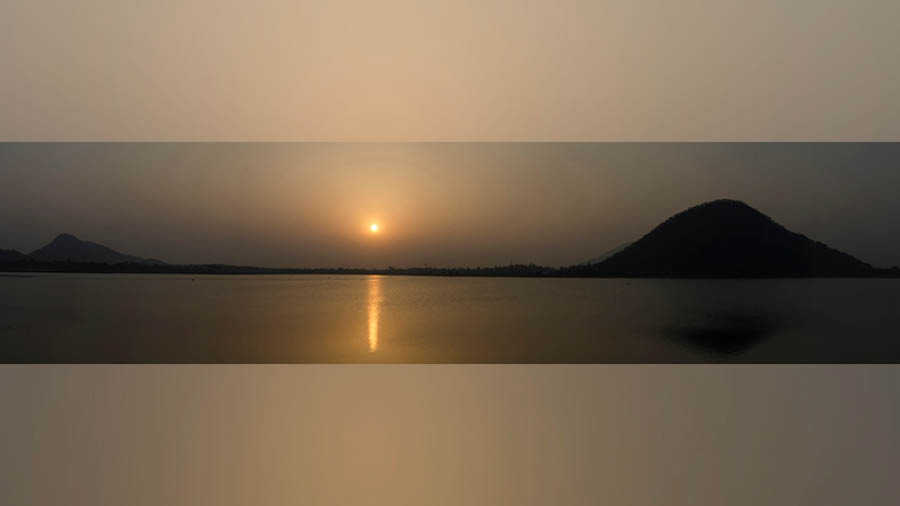 A spectacular sunset view from the banks of Baranti lake 