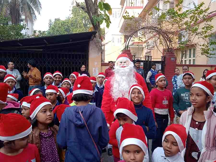 Adding to the children’s joy was Santa Claus, who came to Chapter 2 to dance and distribute gifts to the little ones
