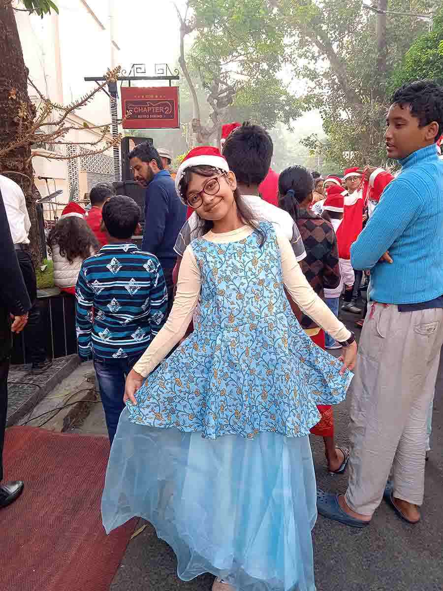 Pratyusha Mitra, a student of Class VII at Ballygunge Shiksha Sadan, was in attendance. She said, ‘I stay nearby. I feel great after coming here. My friends are also here, so I am enjoying myself a lot.”