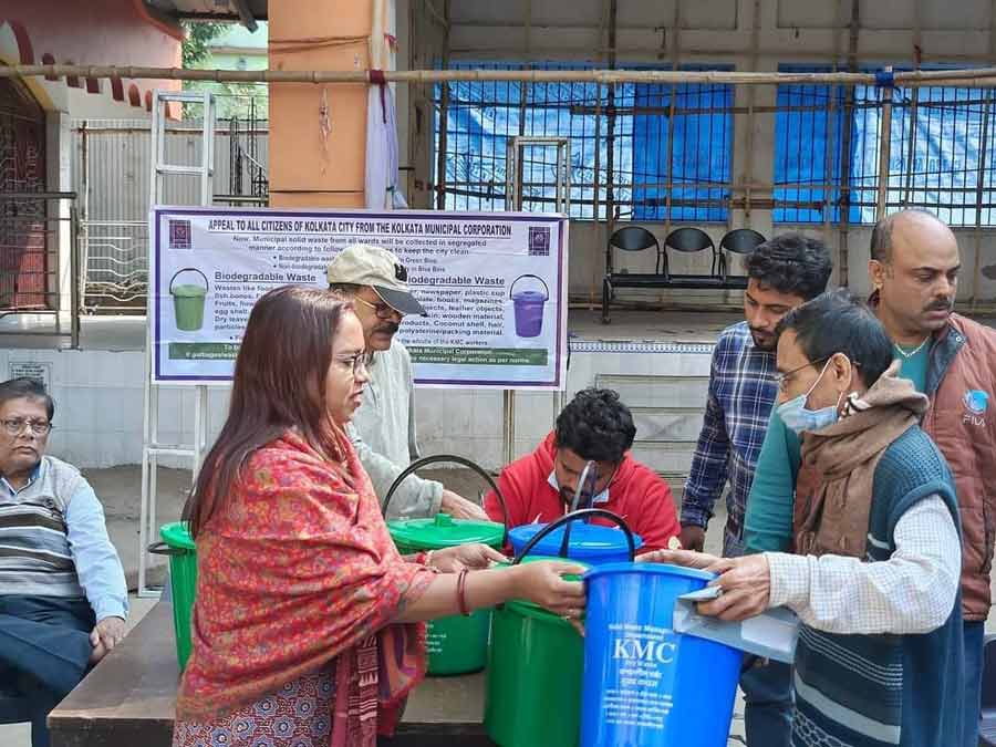 Kolkata Municipal Corporation continues with the distribution of green and blue dustbins for the segregation of biodegradable and non-biodegradable wastes