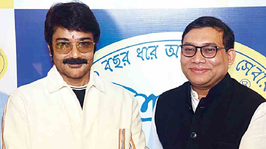 CEO of Mitra Café poses with Tolly star Prosenjit at the press conference. A happy Prosenjit commented that “I’m feeling very proud that our iconic Bengali fast food chain, Mitra Café, famous for their mouth-watering fish fry and kabiraji, is now expanding all over the country. Personally I think, Bengali cuisine whether it’s the food or mishti, is world famous and it’s our responsibility to expand our limits. I think Mitra Café has taken a great initiative to do that. I hope in the new year, everyone enjoys Mitra Café’s delectable grub.”