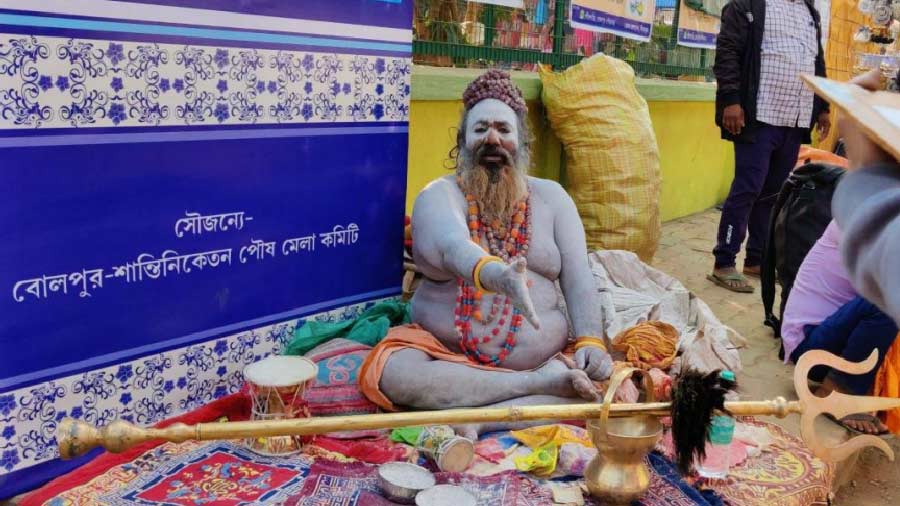 A sadhu was spotted grabbing the attention of fair visitors through assurances of accurate fortune-telling. He was also seen performing several feats with the ‘trishul’ and the ‘dugdugi’