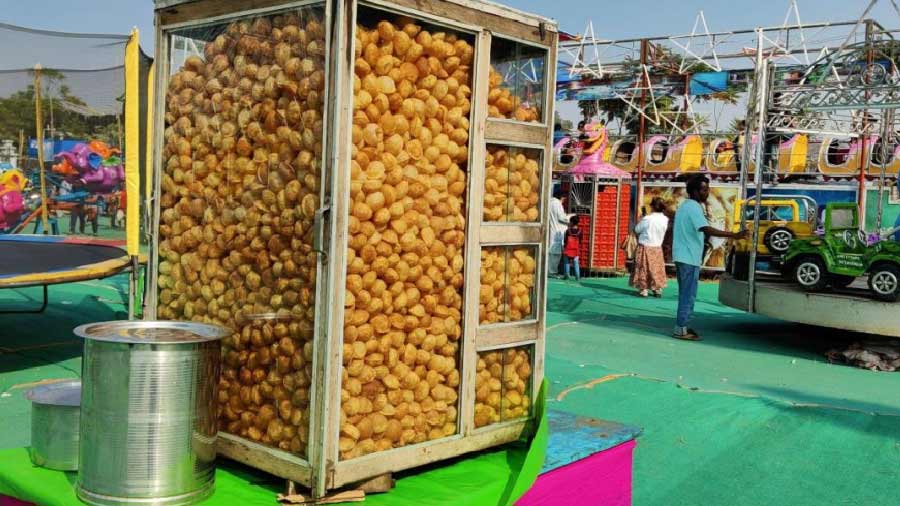 Tangy phuchkas strike an emotional chord with all people transcending barriers of gender, age and communities. The sheer love for phuchkas has returned to the corners of Poush Mela
