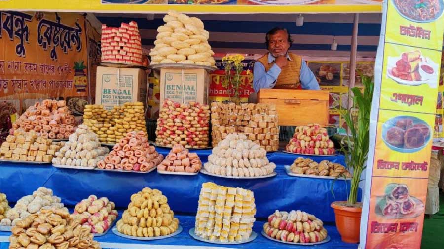 Sweetmeats and fast food are synonymous with fairs in Bengal and Poush Mela is no exception. Several fast-food corners mushrooming across the Dakbungalow ground have been drawing food connoisseurs since morning. A tad sad part is many big names have preferred to stay away from this year’s mela