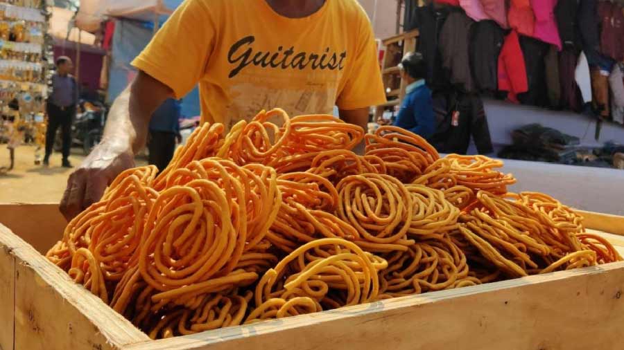 The Gathhiya Bhaja is also one of the most loved delicacies in Bengal, made popular by local street peddlers. The seller and his wife were selling the deep fried snack
