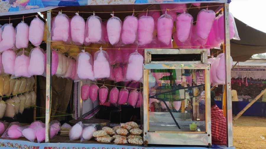 The Burir Chul or cotton candy lured the kids, who dragged their parents to the stall. Candy floss is another item whose patrons have no particular age. Chaat and spicy snack corners made up almost half of all food stalls at the fair