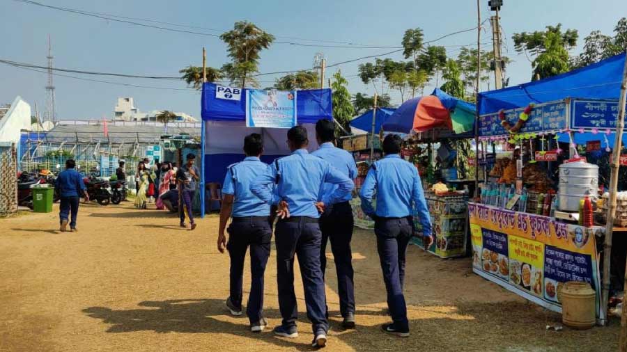 The security arrangements at Poush Mela seemed tight. The Police Association of Bolpur, which is an initiative of the Municipality of Bolpur (Santiniketan), smoothly handled everything at the fair
