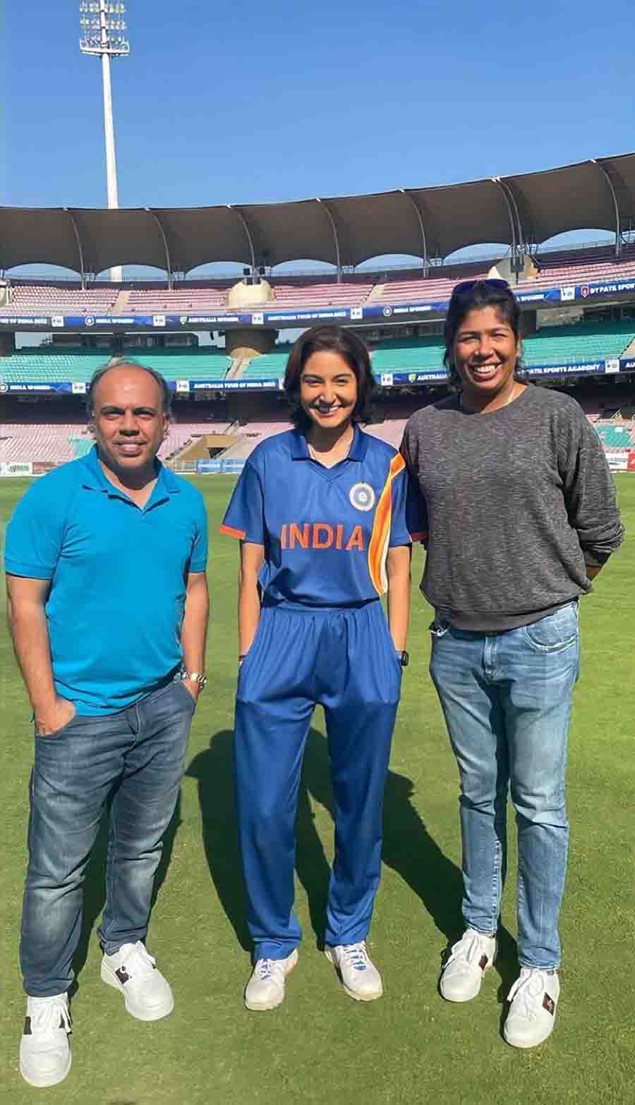 (L-R) Former team India cricketer Rajneesh Chopra, Anushka Sharma and Jhulan Goswami posed in a cricket stadium after the shoot. 