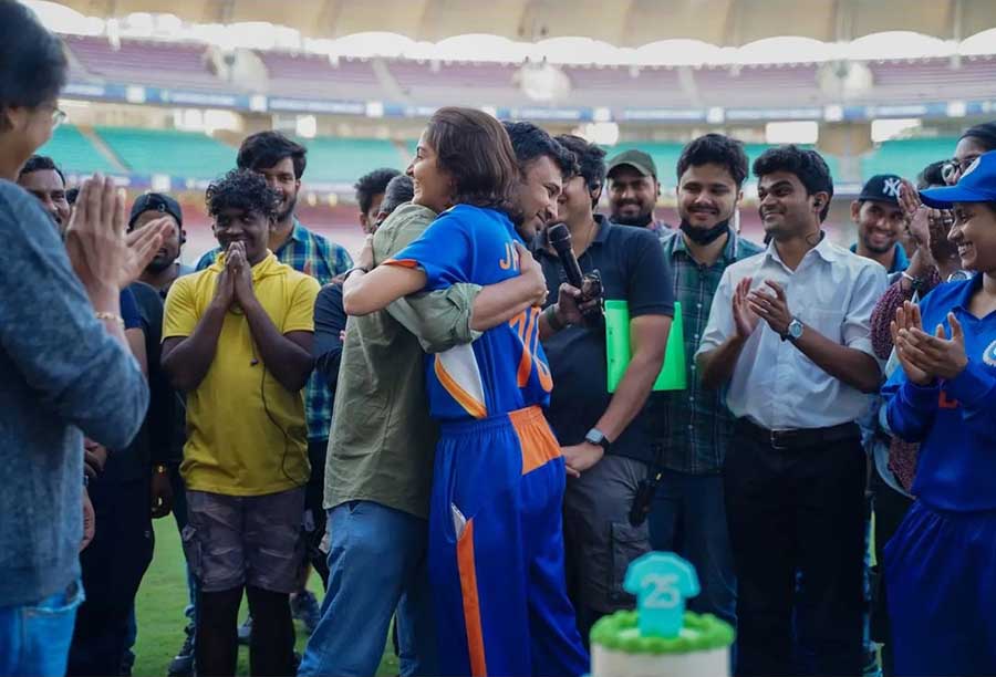 The 34-year-old actress shared a warm hug with Prosit after the wrap up. 