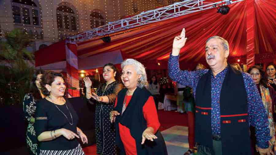 As Blue Mist performed their hits, the evergreen members of the club took to the dance floor and enjoyed together and as they said in unison, “raat jawan mast sama”. Narayani Babli Nag (in red and black) showed some amazing twist moves on the floor.