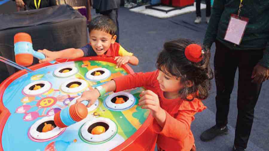 Tiny tots Abhiansh Ghosh and Amyra Mehta had great fun playing the Hit a Mouse game, wielding their toy hammers and hitting the ‘mice’ as soon as they popped their heads up