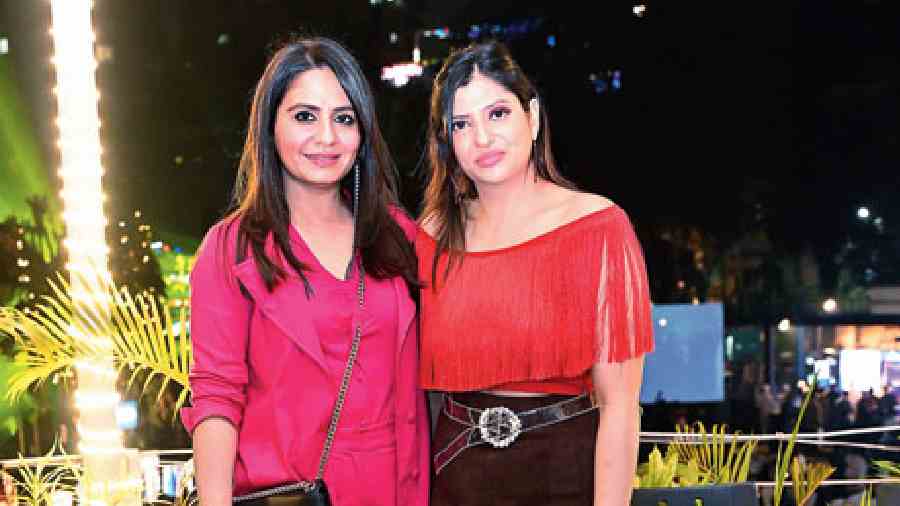 Harmeet Megon (left) is not a party person hence while others jived to the beats she kept low. And Kiwi Kapoor, a fan of B Praak, enjoyed the evening dancing to his songs. Kiwi said, “I was delighted to attend the X-Mas Eve at The Saturday Club and to see my favourite artiste perform live on stage was surreal.”