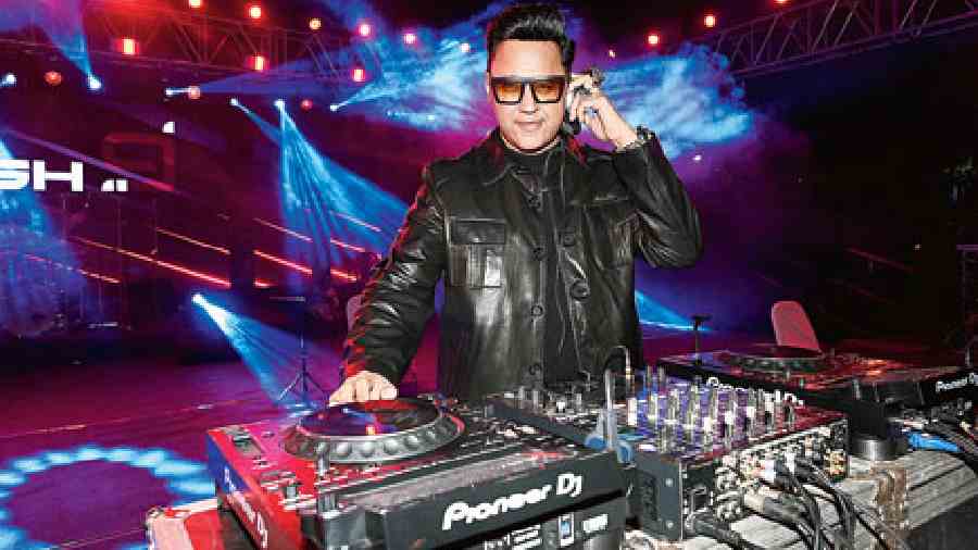 DJ Girish set the mood with chartbusters like Besharam rang, Humma humma and others, before the star performer took ove