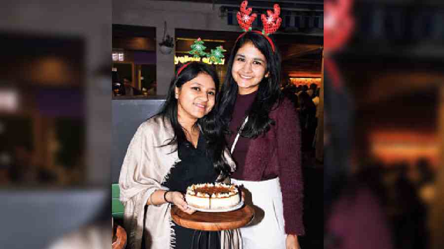“My partner Stuti and I are so excited to have been part of such a spectacular event at CSC. We’re delighted that our desserts were able to make the City of Joy’s Christmas Eve celebration much sweeter. Our cheesecake slices and macarons turned out to be the highlight of the night,” said Vasundhara Kochar (right) who made sure their baked goodness spread some good old love and was the utimate crowd-puller on Christmas eve.