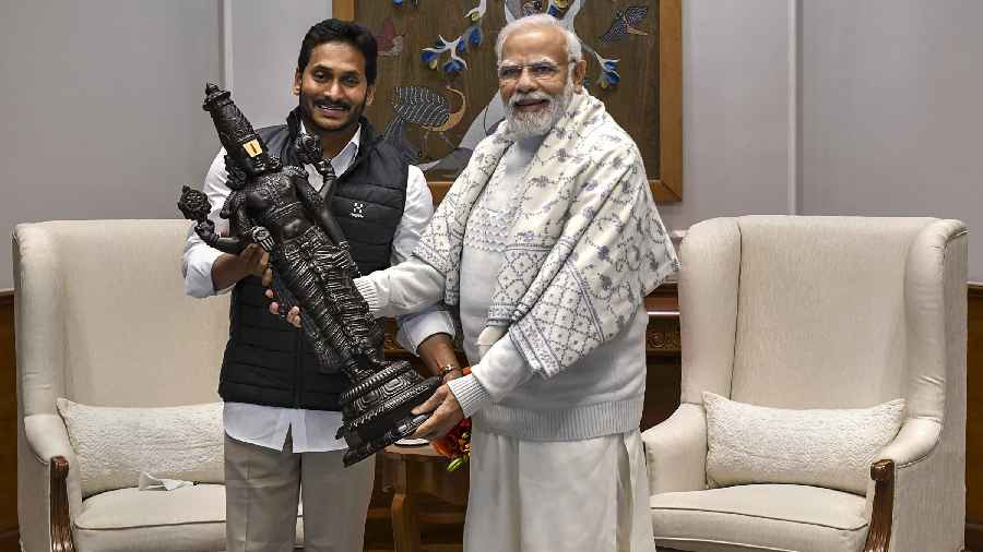 Prime Minister Narendra Modi being presented a memento by Andhra Pradesh Chief Minister Y.S. Jagan Mohan Reddy, in New Delhi