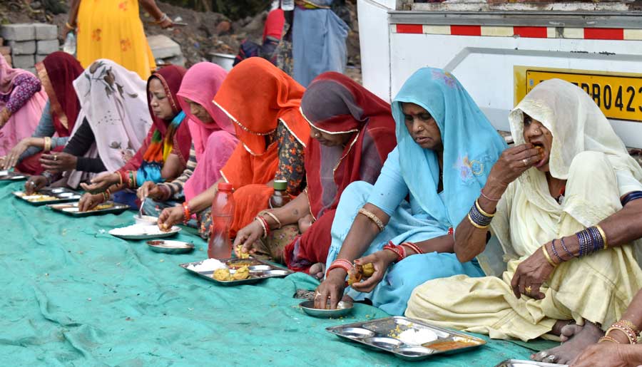 Pilgrims of Gangasagar Mela have lunch at Babughat 